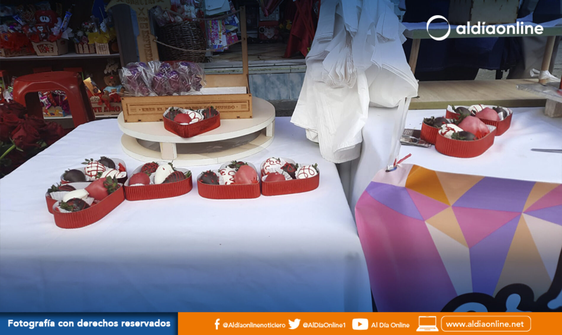 POR MOTIVO DE SAN VALENTÍN COMERCIANTES EXPUSIERON SU MERCADERÍA ESPECIAL PARA LA FECHA. (VIDEO)