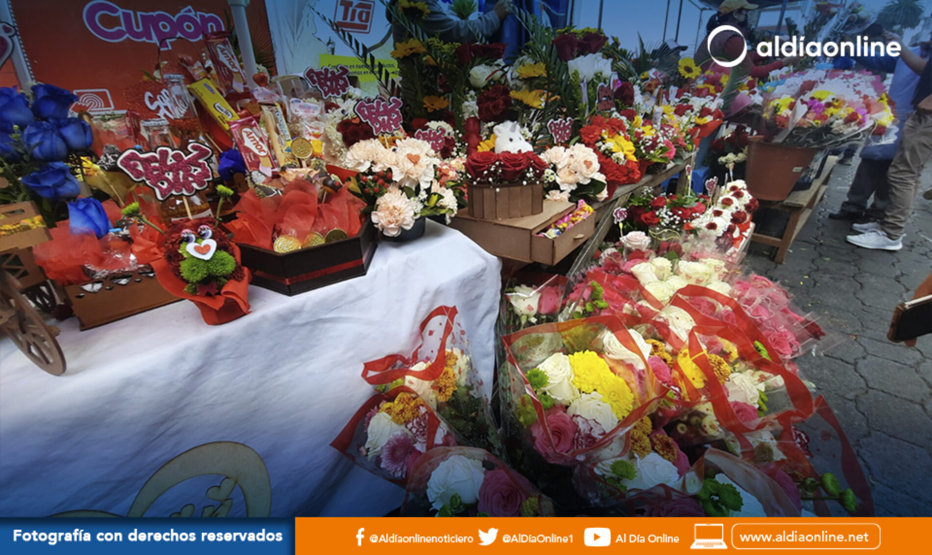 POR MOTIVO DE SAN VALENTÍN COMERCIANTES EXPUSIERON SU MERCADERÍA ESPECIAL PARA LA FECHA. (VIDEO)