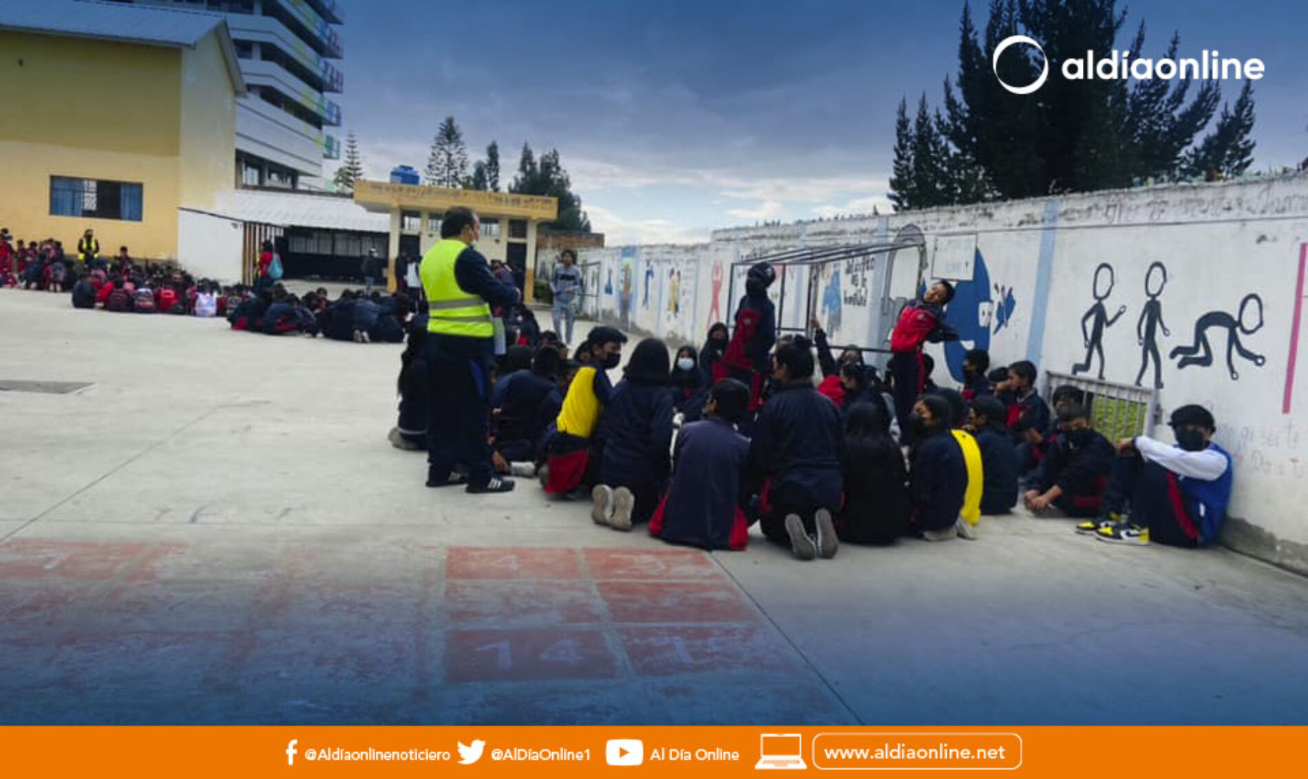 UNIDAD EDUCATIVA VELASCO IBARRA SUSPENDIÓ ACTIVIDADES PRESENCIALES DEBIDO A DAÑOS EN TUBERÍAS. (VIDEO)