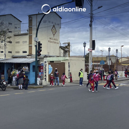 UNIDAD EDUCATIVA VELASCO IBARRA SUSPENDIÓ ACTIVIDADES PRESENCIALES DEBIDO A DAÑOS EN TUBERÍAS. (VIDEO)
