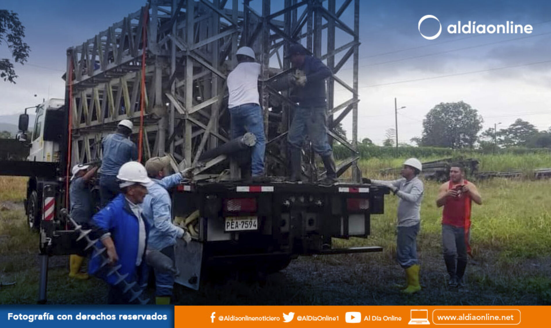 LEVANTAS LAS TORRES DE LA LÍNEA CALOPE – LA MANÁ 69 KV Y SE ASPIRA ENERGIZARLAS