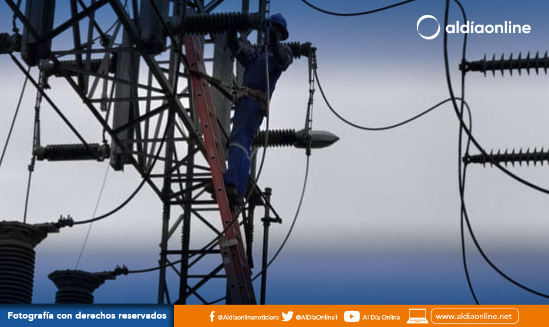 LEVANTAS LAS TORRES DE LA LÍNEA CALOPE – LA MANÁ 69 KV Y SE ASPIRA ENERGIZARLAS
