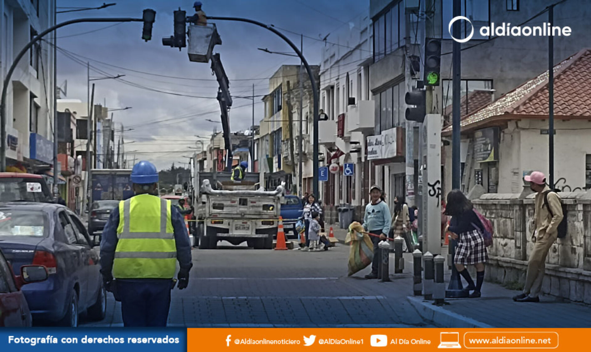 EMPRESA PÚBLICA DE MOVILIDAD MANCOMUNIDAD DE COTOPAXI REALIZA CAMBIOS DE SEMÁFOROS EN SALCEDO