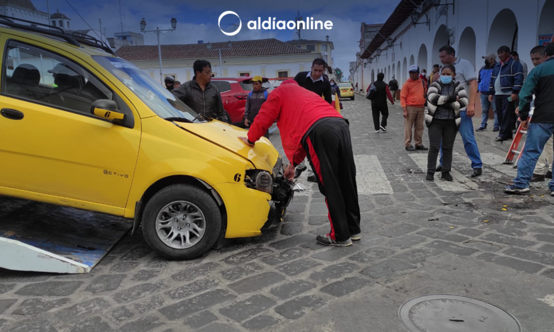 EN LATACUNGA CHOQUE  ENTRE TAXIS POR EXCESO DE VELOCIDAD Y NO RESPETAR SEMÁFORO