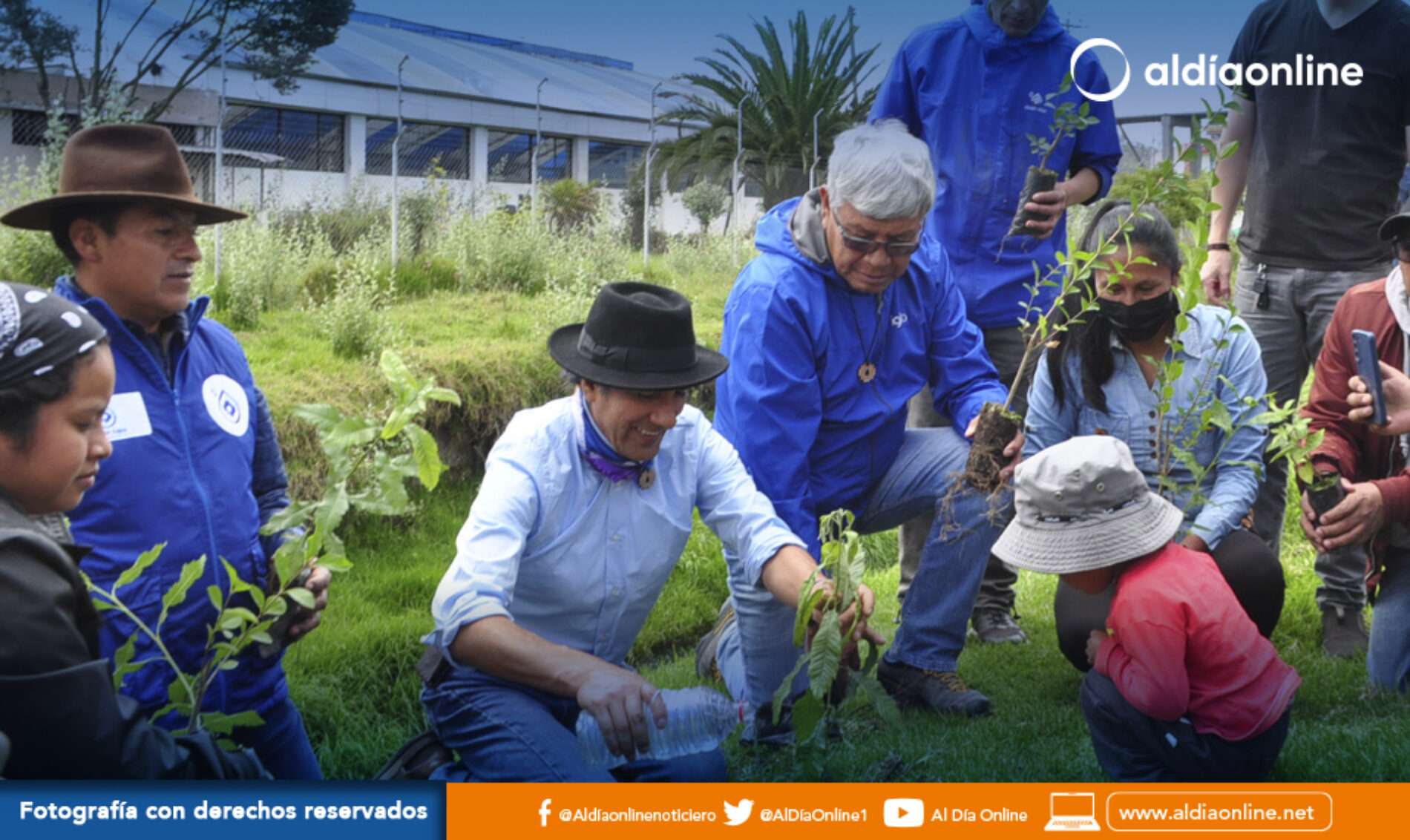 YAKU PÉREZ VISITÓ  LATACUNGA Y SEMBRÓ PLANTAS EN LAS RIVERAS DEL ILLUCHI SECTOR LA LAGUNA (VIDEO)