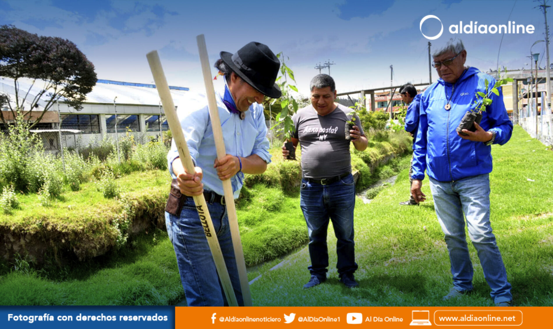 YAKU PÉREZ VISITÓ  LATACUNGA Y SEMBRÓ PLANTAS EN LAS RIVERAS DEL ILLUCHI SECTOR LA LAGUNA (VIDEO)
