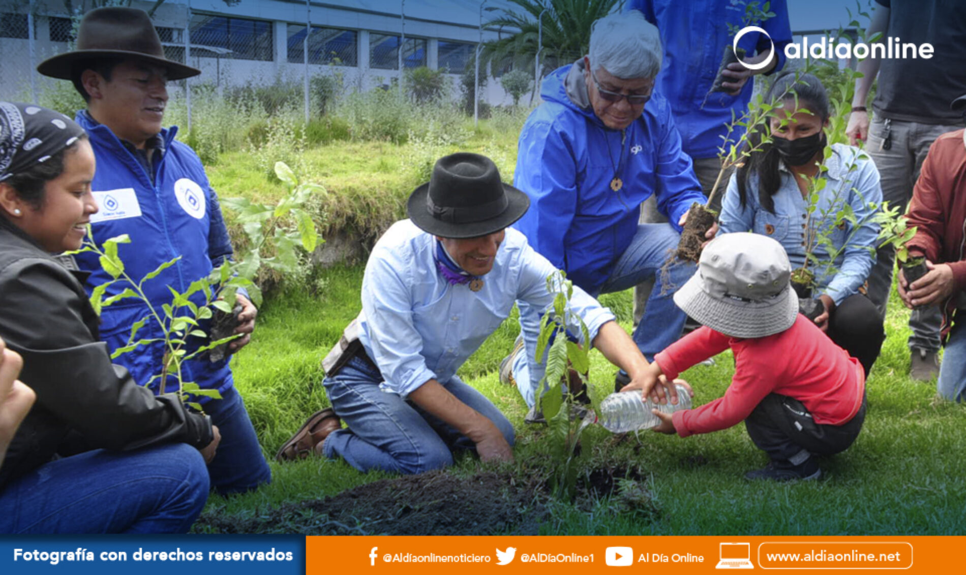 YAKU PÉREZ VISITÓ  LATACUNGA Y SEMBRÓ PLANTAS EN LAS RIVERAS DEL ILLUCHI SECTOR LA LAGUNA (VIDEO)
