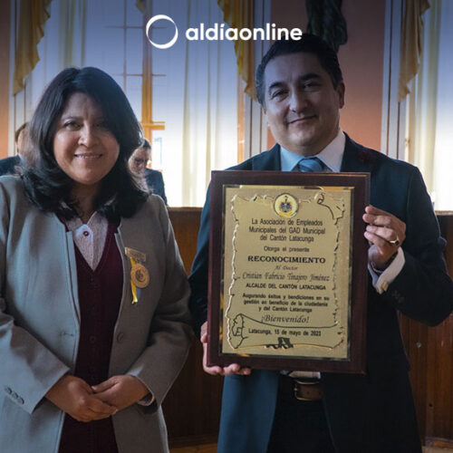 EFUSIVO RECIBIMIENTO AL ALCALDE DE LATACUNGA POR PARTE DE LA MUNICIPALIDAD