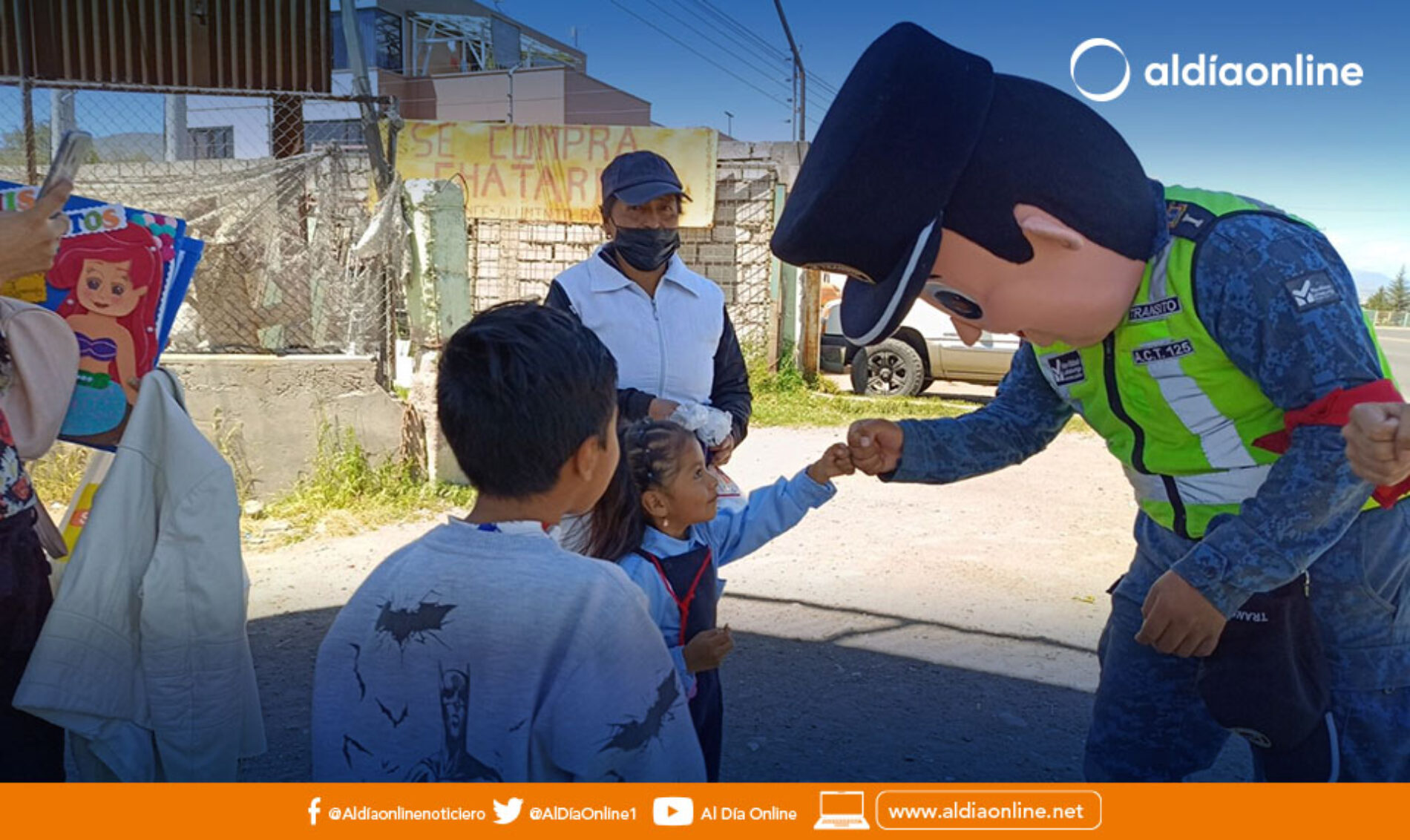  “AGENTES DE TRÁNSITO CONCIENTIZAN SOBRE EL USO CORRECTO DEL PUENTE PEATONAL”.
