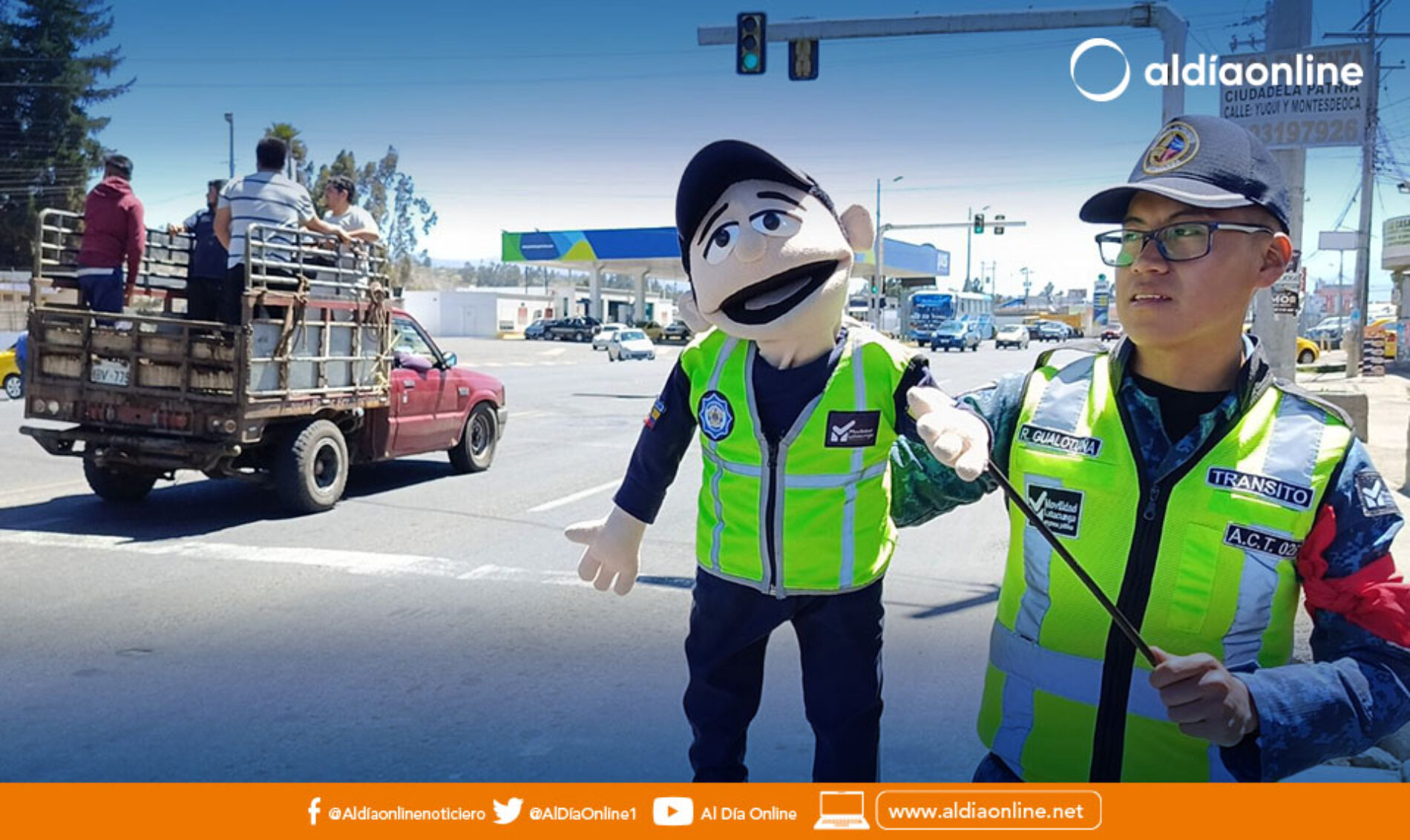  “AGENTES DE TRÁNSITO CONCIENTIZAN SOBRE EL USO CORRECTO DEL PUENTE PEATONAL”.