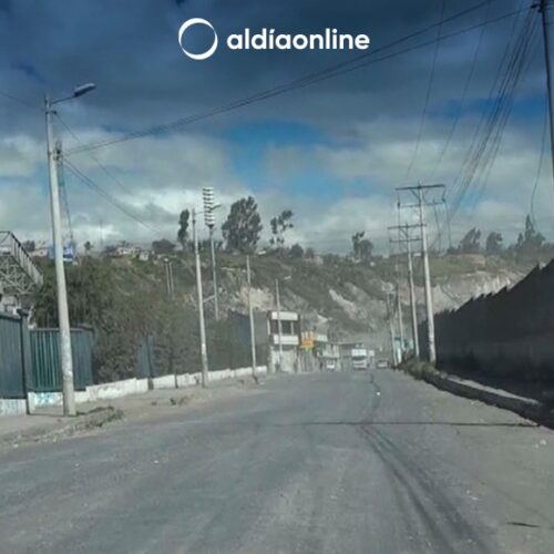 ALCALDE DE LATACUNGA REANUDARÁ ASFALTADO EN LA CALLE JAMAICA TRAS OCHO MESES DE SUSPENSIÓN.(VIDEO)