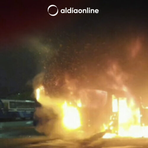 TRES BUSES ALIMENTADORES DE LA METROVÍA INCENDIADOS EN GUAYAQUIL