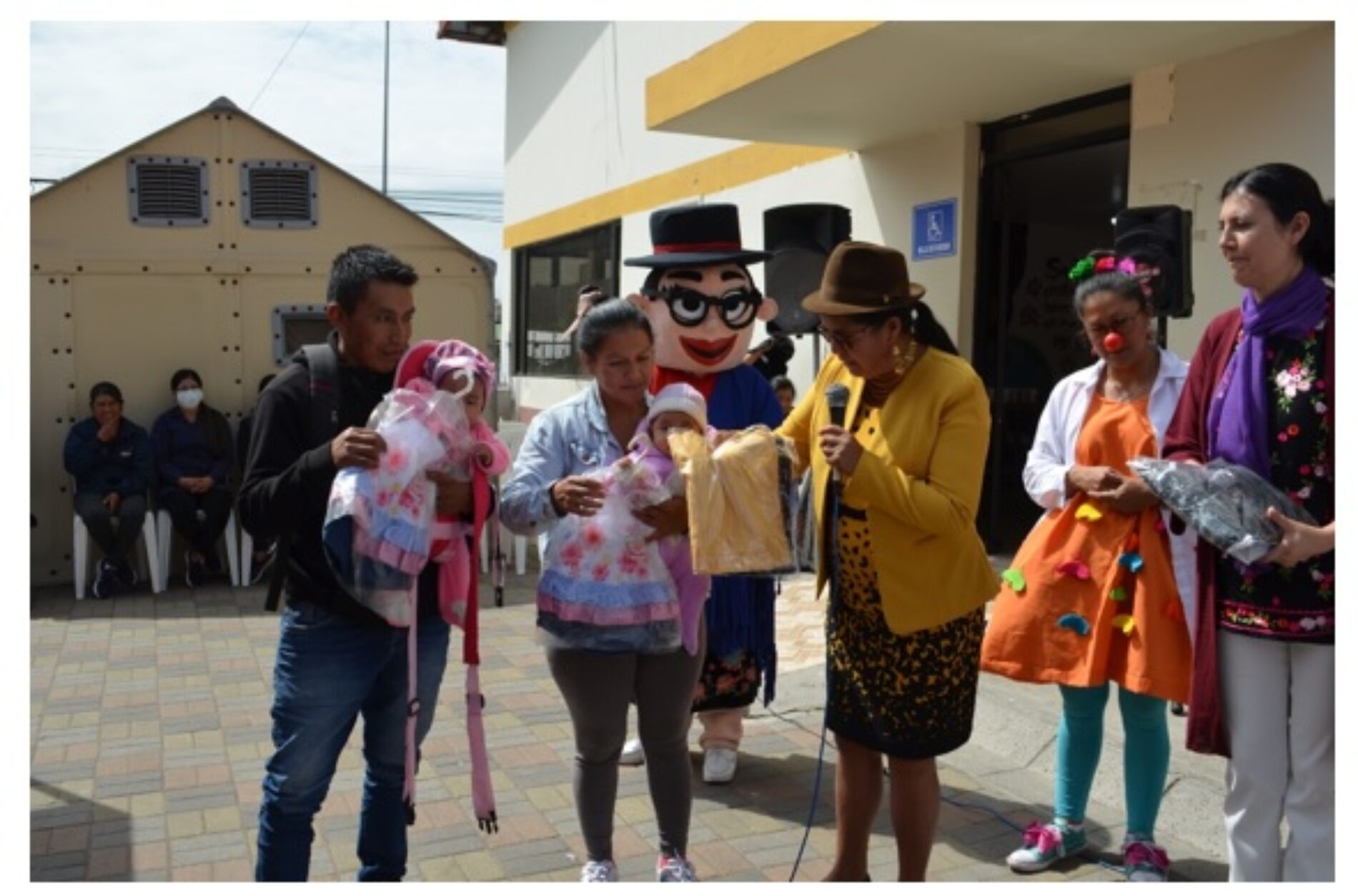 PATRONATO PROVINCIAL Y PREFECTURA REALIZAN RECORRIDO COMPARTIENDO CON LA POBLACIÓN LA TRADICIONAL COLADA MORADA.