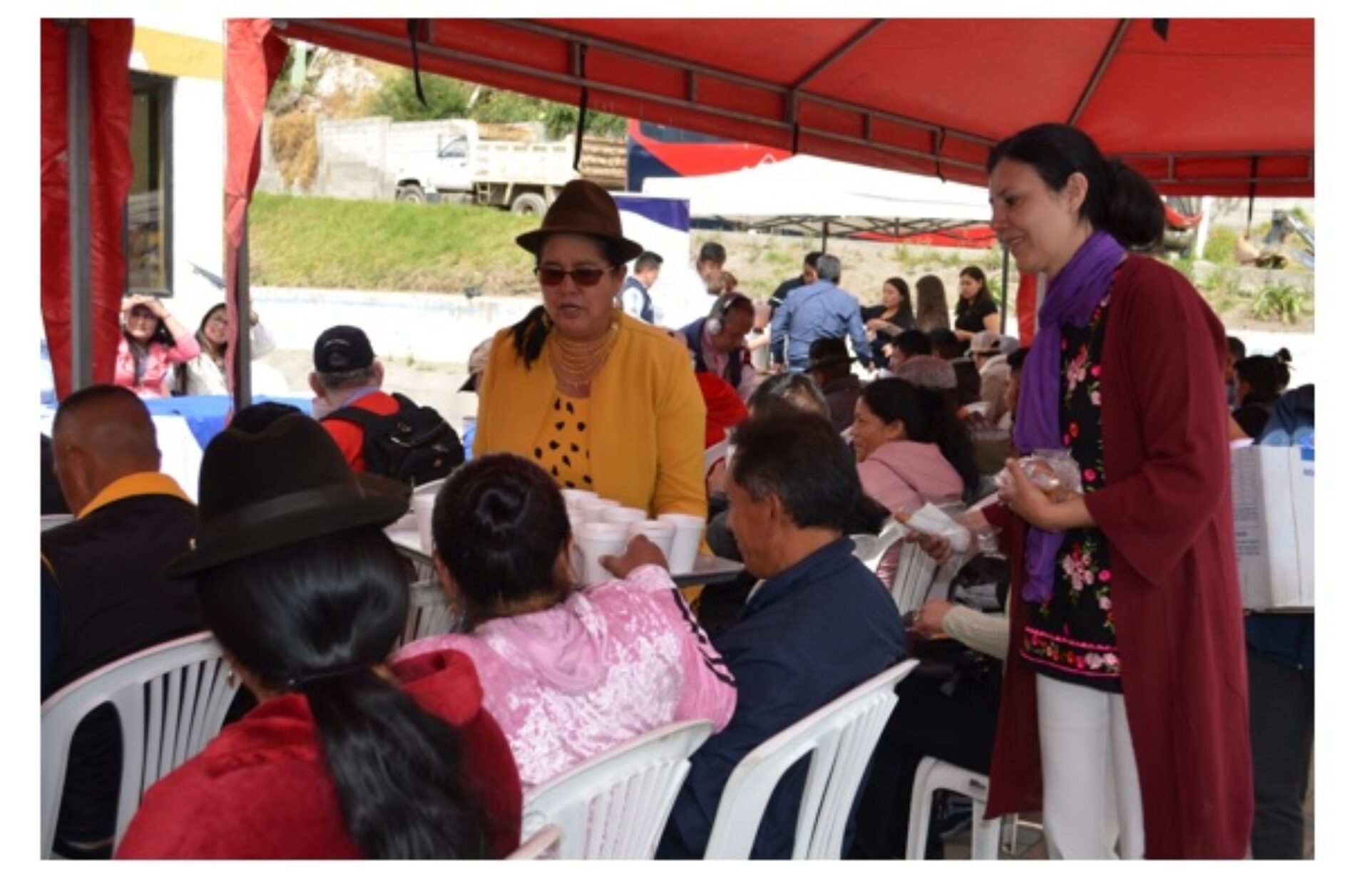 PATRONATO PROVINCIAL Y PREFECTURA REALIZAN RECORRIDO COMPARTIENDO CON LA POBLACIÓN LA TRADICIONAL COLADA MORADA.