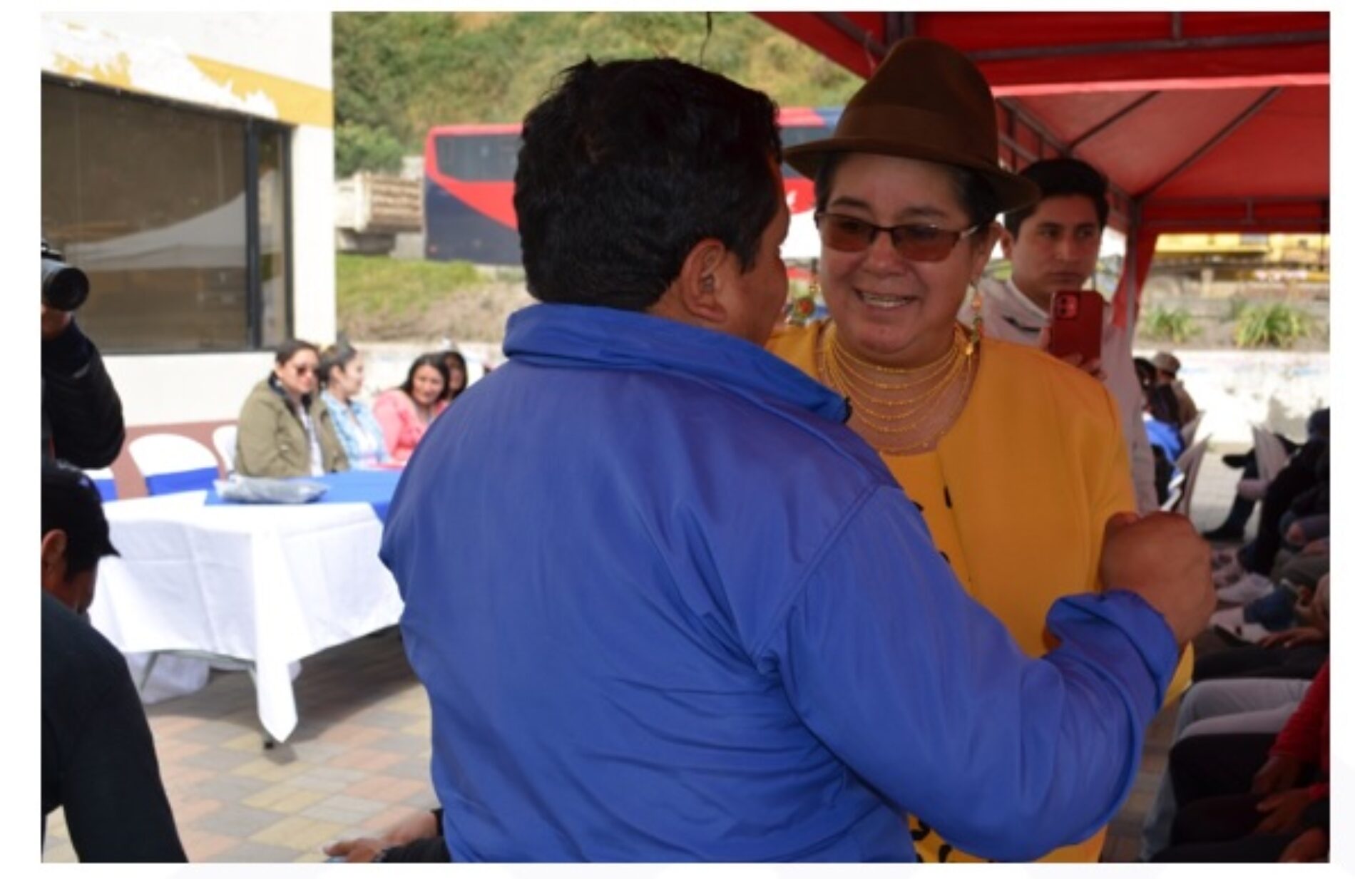 PATRONATO PROVINCIAL Y PREFECTURA REALIZAN RECORRIDO COMPARTIENDO CON LA POBLACIÓN LA TRADICIONAL COLADA MORADA.