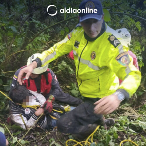 VEHÍCULO CAE A UN ABISMO DE 200 METROS EN LA VÍA ALÓAG-SANTO DOMINGO