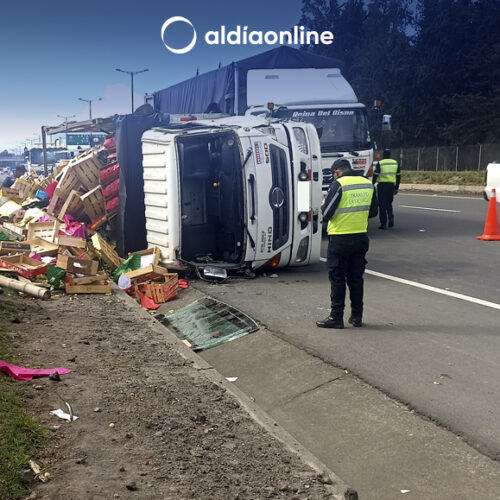 CAMIÓN QUE TRANSPORTABA FRUTAS ACCIDENTADO EN LA E35  POR EVITAR ROBO