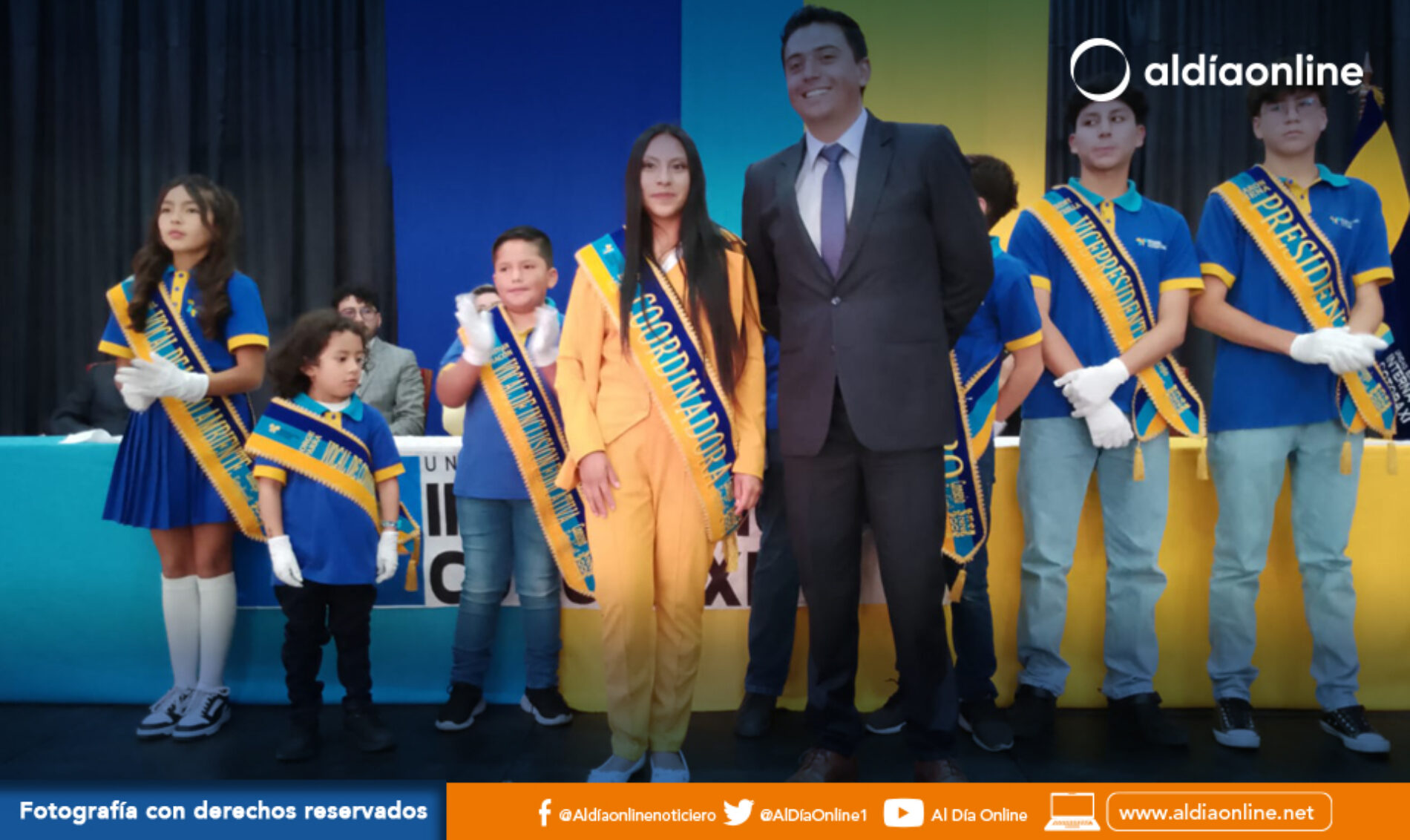 U.E. PARTICULAR INTERNACIONAL COTOPAXI, POSESIÓN A CONSEJO ESTUDIANTIL Y ENTREGÓ CERTIFICADO TOEFL (VIDEOS)