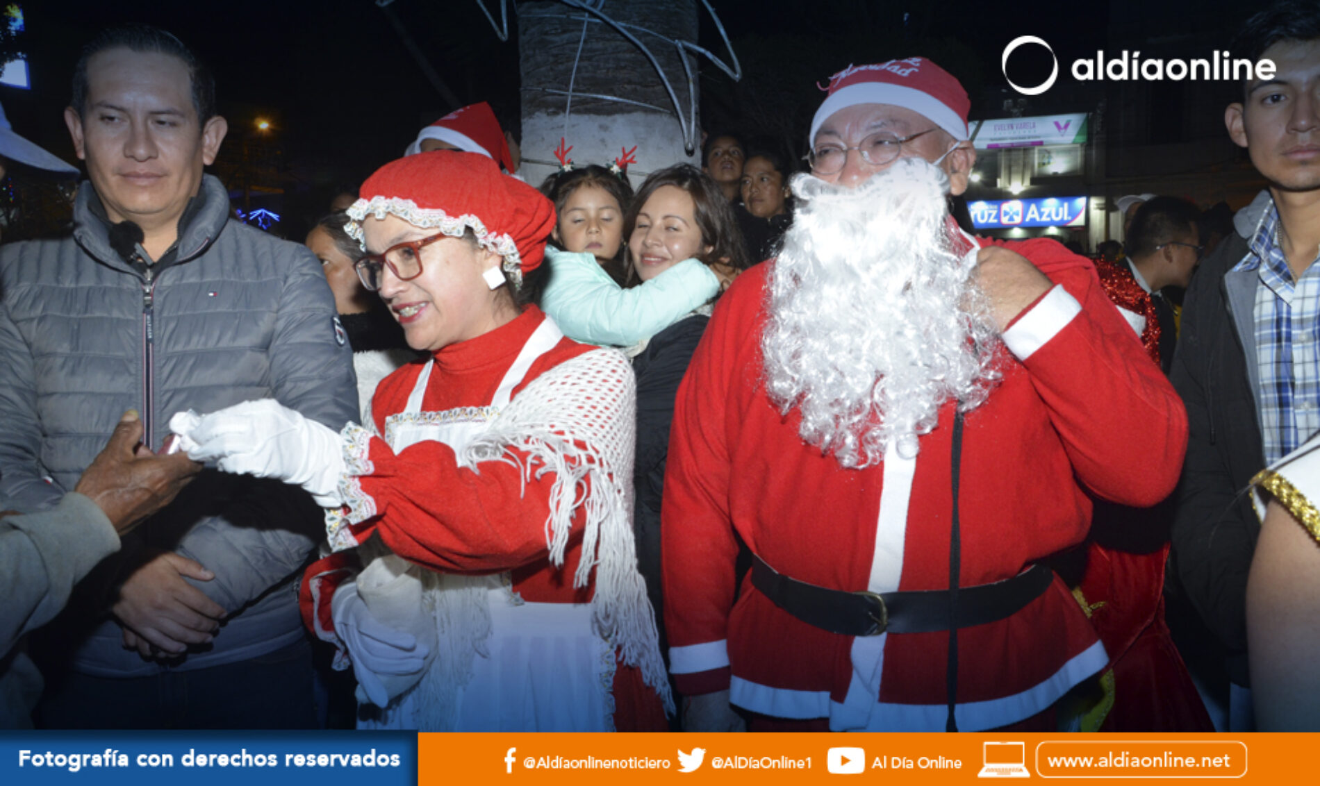 LUCES DE NAVIDAD FUERON ENCENDIDAS EN PARQUE CENTRAL Y CALLES DE SAQUISILÍ (VIDEOS)