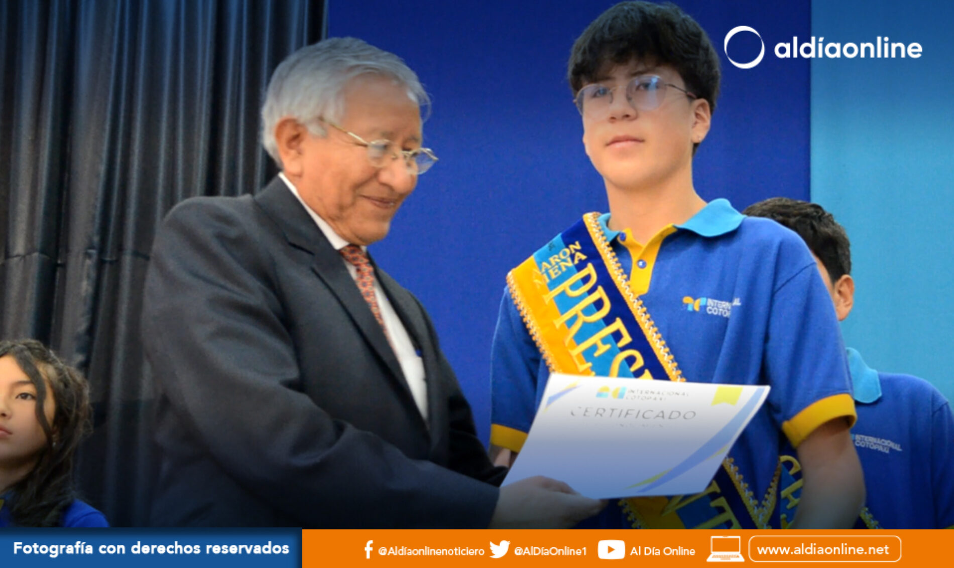 U.E. PARTICULAR INTERNACIONAL COTOPAXI, POSESIÓN A CONSEJO ESTUDIANTIL Y ENTREGÓ CERTIFICADO TOEFL (VIDEOS)