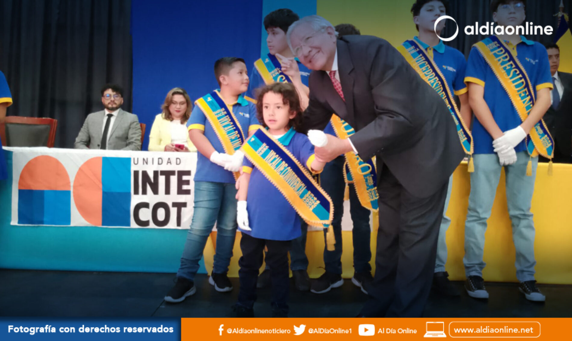 U.E. PARTICULAR INTERNACIONAL COTOPAXI, POSESIÓN A CONSEJO ESTUDIANTIL Y ENTREGÓ CERTIFICADO TOEFL (VIDEOS)