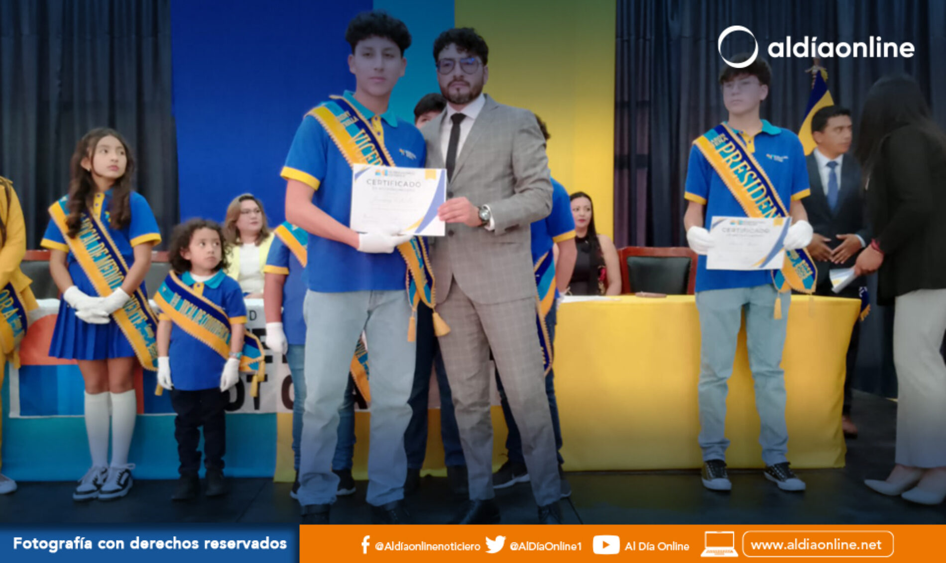 U.E. PARTICULAR INTERNACIONAL COTOPAXI, POSESIÓN A CONSEJO ESTUDIANTIL Y ENTREGÓ CERTIFICADO TOEFL (VIDEOS)