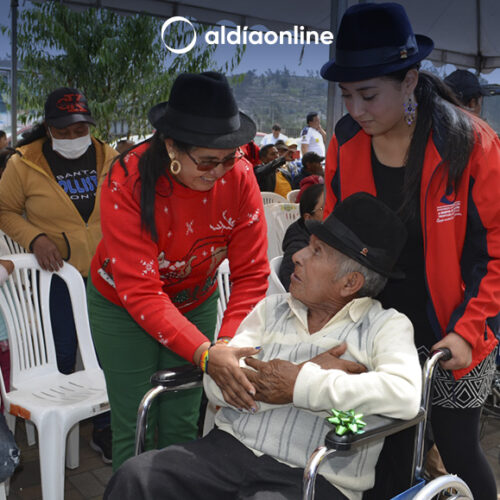 PERSONAS CON DISCAPACIDAD DE LA PROVINCIA DE COTOPAXI BENEFICIADAS CON SILLAS DE RUEDAS, BASTONES Y ANDADORES