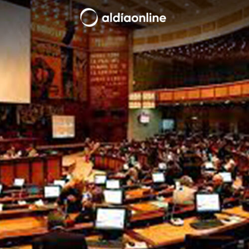 APRUEBAN INFORME SOBRE REFORMA PARA ALZA DE IVA, CON OPOSICIÓN DE PSC Y CORREÍSTAS