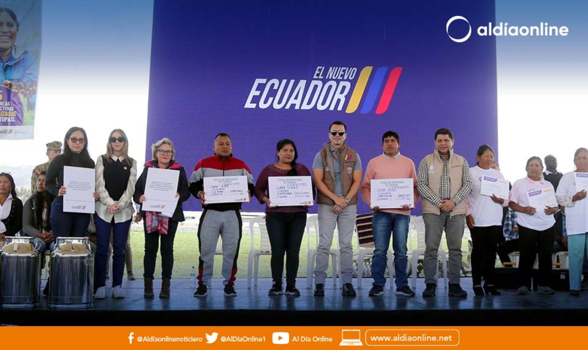  PRESIDENTE DANIEL NOBOA JUNTO A MINISTRO DE AGRICULTURA ENTREGAN REGLAMENTO A LEY DE LA LECHE Y 400 TÍTULOS DE TIERRAS