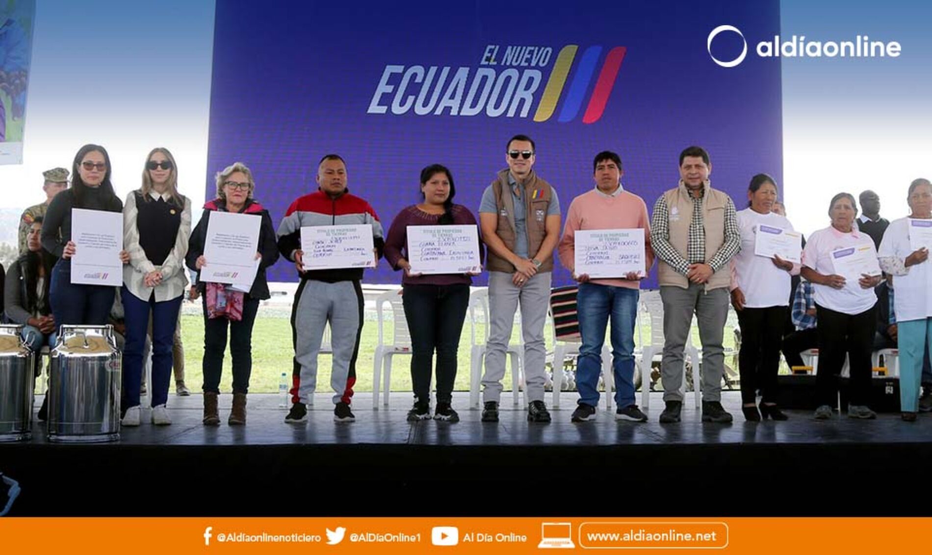  PRESIDENTE DANIEL NOBOA JUNTO A MINISTRO DE AGRICULTURA ENTREGAN REGLAMENTO A LEY DE LA LECHE Y 400 TÍTULOS DE TIERRAS