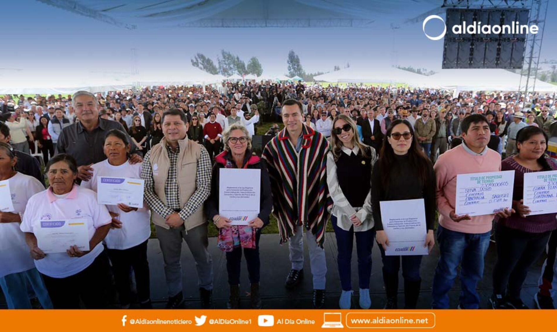  PRESIDENTE DANIEL NOBOA JUNTO A MINISTRO DE AGRICULTURA ENTREGAN REGLAMENTO A LEY DE LA LECHE Y 400 TÍTULOS DE TIERRAS