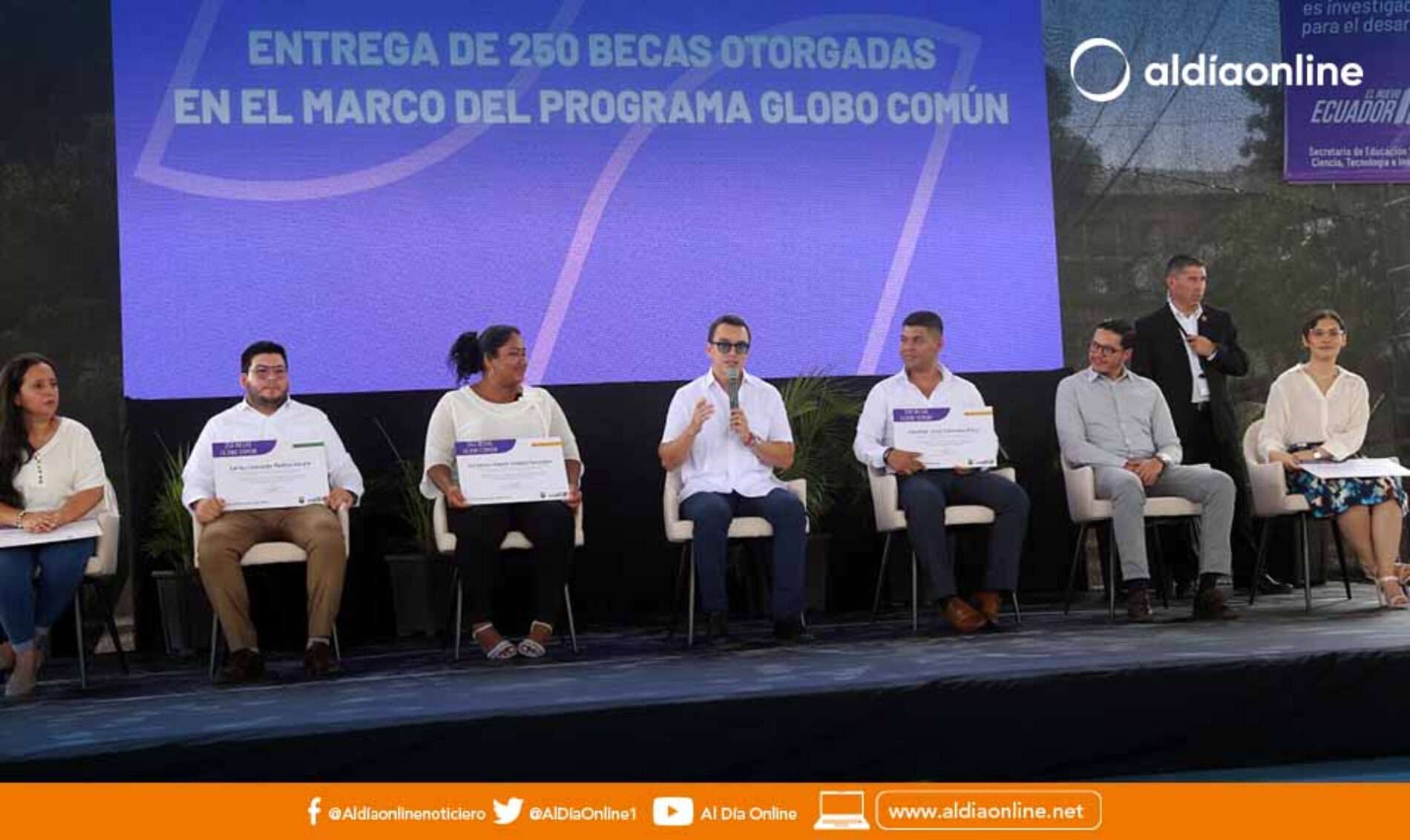 EL PRESIDENTE NOBOA ENTREGÓ 250 BECAS PARA EDUCACIÓN SUPERIOR Y CAPACITACIONES