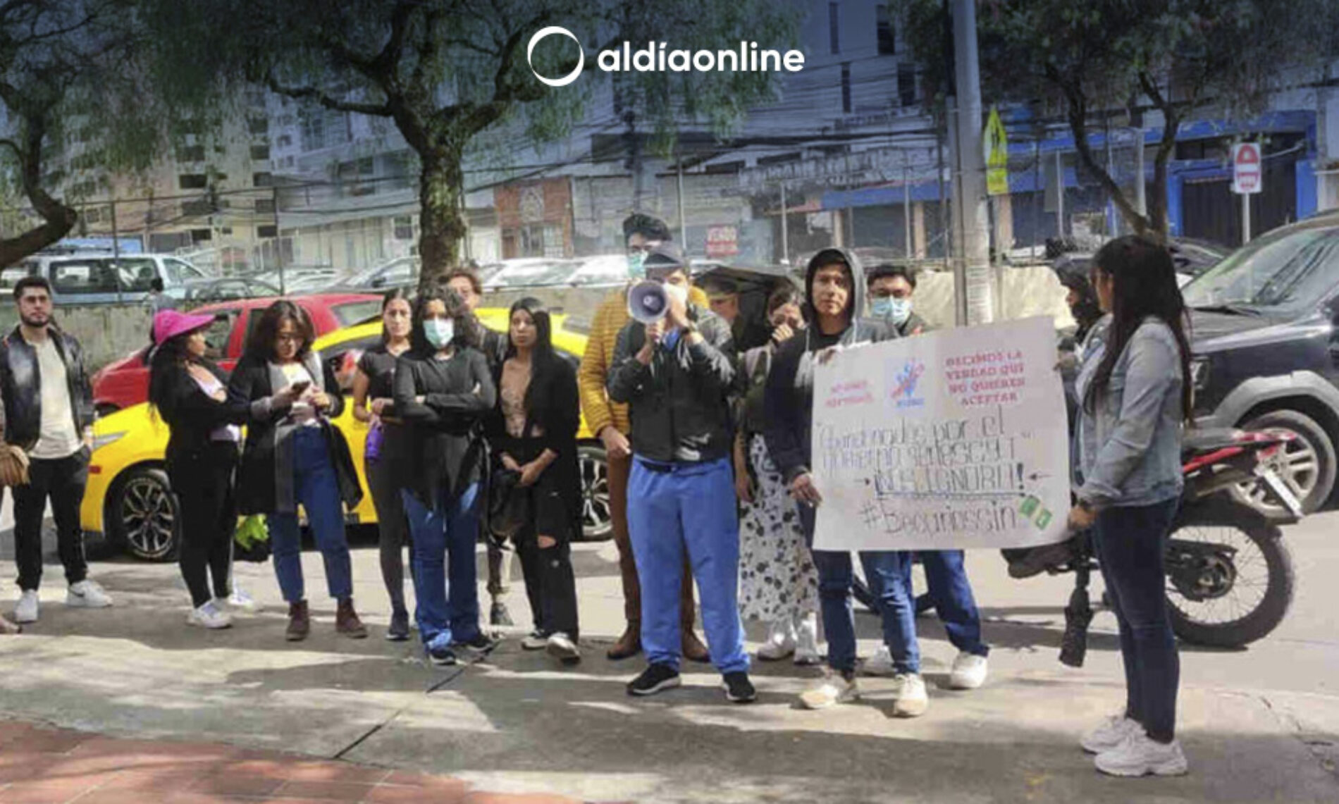 BECARIOS ESTÁN ENDEUDADOS PORQUE SENESCYT NO PAGA SUS BECAS DESDE HACE OCHO MESES