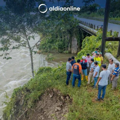 RÍO SAN PABLO AMENAZA A VÍA E30 EN INGRESO A LA MANÁ, PREFECTURA TRABAJA EN EL LUGAR (VIDEO)