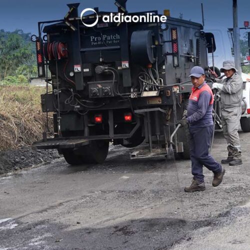PREFECTURA, MTOP Y EMPRESA PRIVADA SPLENDOR TRABAJAN EN EL BACHEO DE LA VÍA E-30