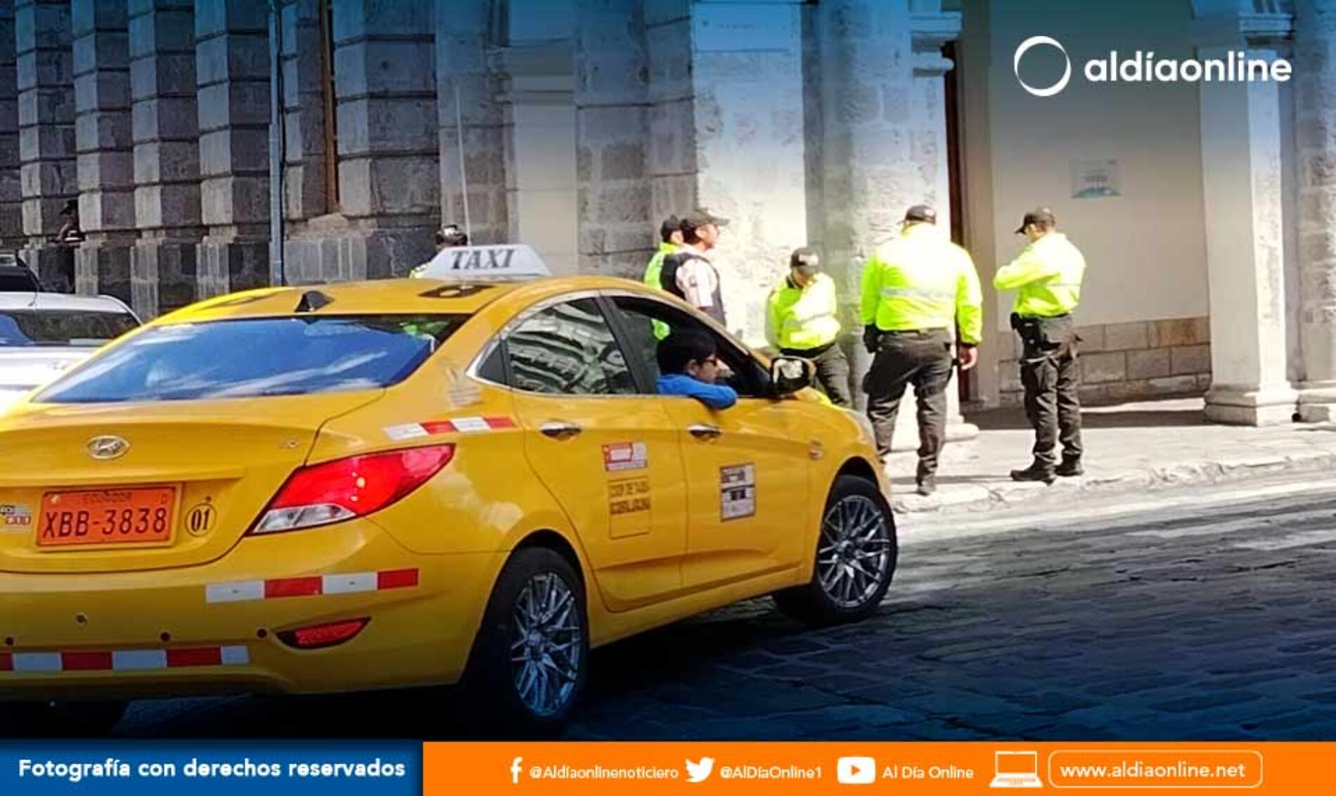 CUESTINADA PRESENCIA POLICIAL EN EXTERIORES DEL MUNICIPIO POR CONCEJAL XAVIER CAJILEMA(VIDEO)