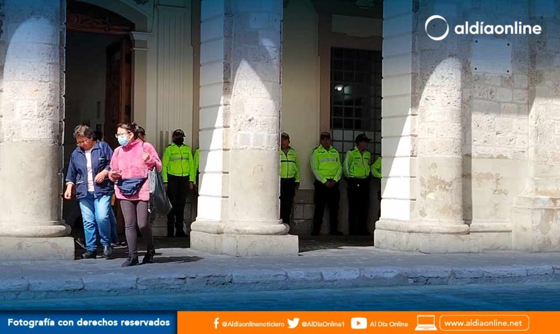 CUESTINADA PRESENCIA POLICIAL EN EXTERIORES DEL MUNICIPIO POR CONCEJAL XAVIER CAJILEMA(VIDEO)