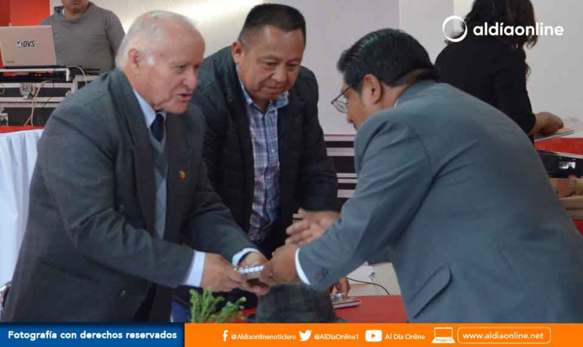 UNE COTOPAXI RECONOCIÓ A MAESTROS JUBILADOS Y EX PRESIDENTES (VIDEO)