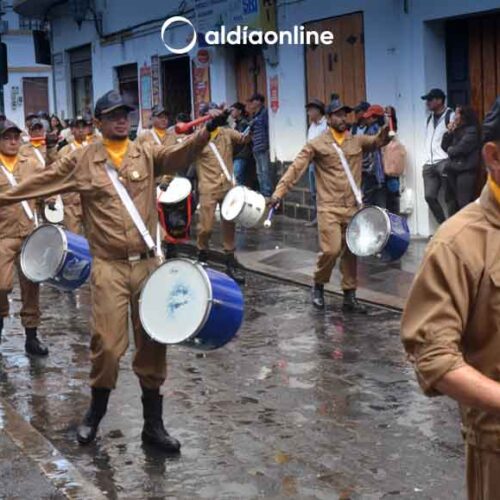 BANDAS DE GUERRA DE EGRESADOS DE COLEGIOS CENTENARIOS DEL ECUADOR CERRARON FIESTAS DE LATACUNGA (VIDEO)