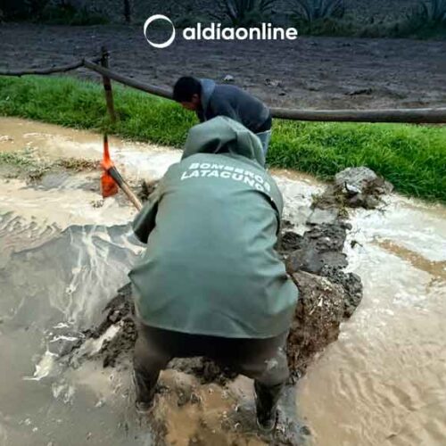 BOMBEROS LATACUNGA ACTUARON ANTE PRESENCIA DE FUERTE LLUVIA EN INUNDACIÓN DE DOMICILIO