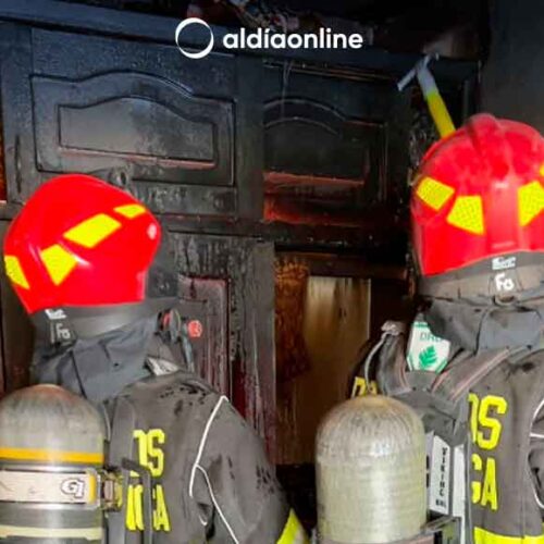BOMBEROS DE LATACUNGA APAGARON INCENDIO ESTRUCTURAL CON PÉRDIDAS MATERIALES