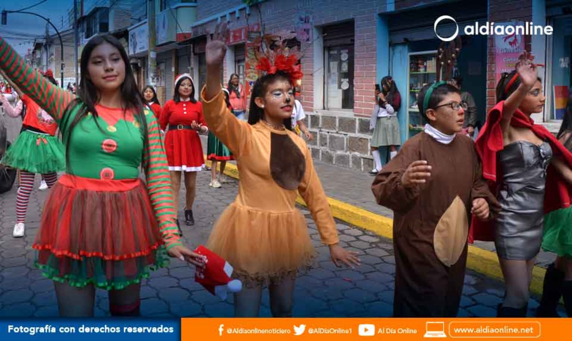 SAQUISILÍ VIVIÓ EL DESFILE “DULCE NAVIDAD” ORGANIZADO POR LA MUNICIPALIDAD (VIDEO)