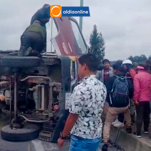 ACCIDENTE DE TRÁNSITO ENTRE BUS COOP. PUJILÍ Y CAMIÓN PEQUEÑO EN INTERCAMBIADOR DE E35