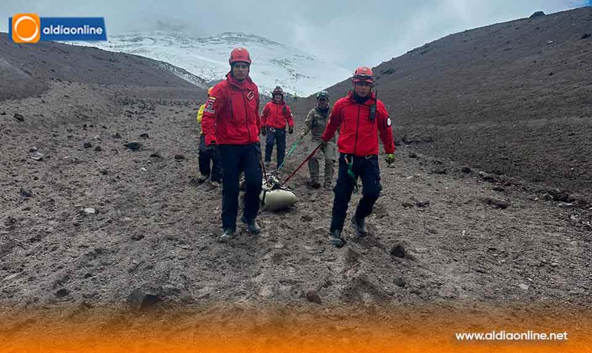 BOMBEROS DE LATACUNGA RECUPERAN CUERPO DE ESTADOUNIDENSE EN EL GLACIAR DEL VOLCÁN COTOPAXI