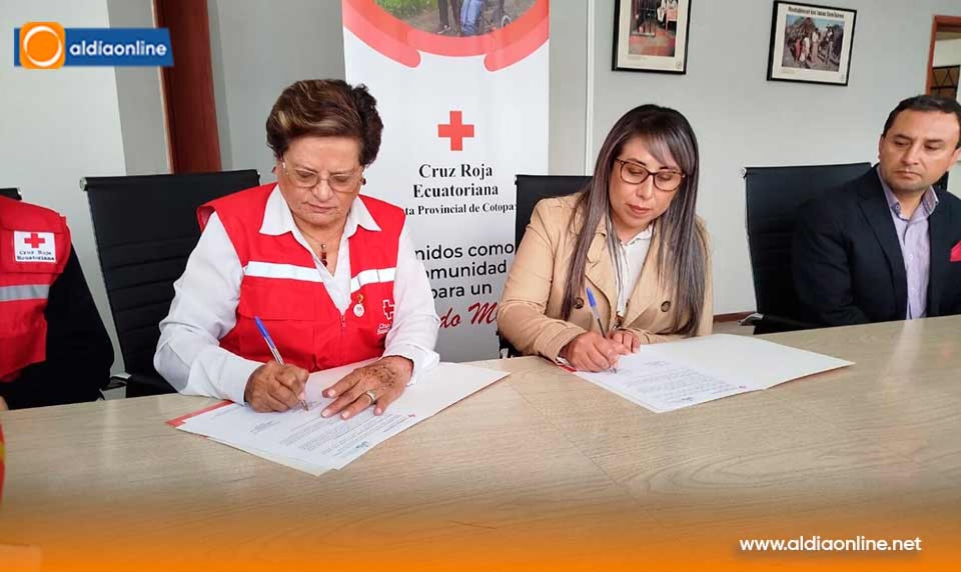 CRUZ ROJA COTOPAXI Y CÁMARA DE COMERCIO DE LATACUNGA FIRMAN CONVENIO DE COOPERACIÓN EN BENEFICIO DE LA COMUNIDAD.(VIDEO)
