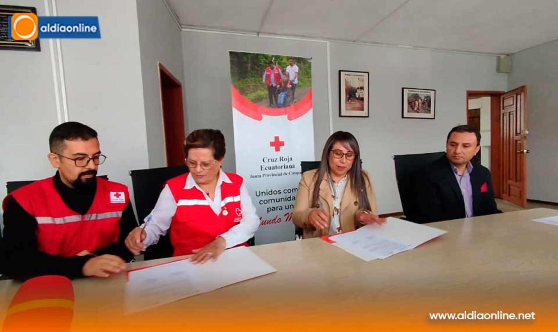 CRUZ ROJA COTOPAXI Y CÁMARA DE COMERCIO DE LATACUNGA FIRMAN CONVENIO DE COOPERACIÓN EN BENEFICIO DE LA COMUNIDAD.(VIDEO)