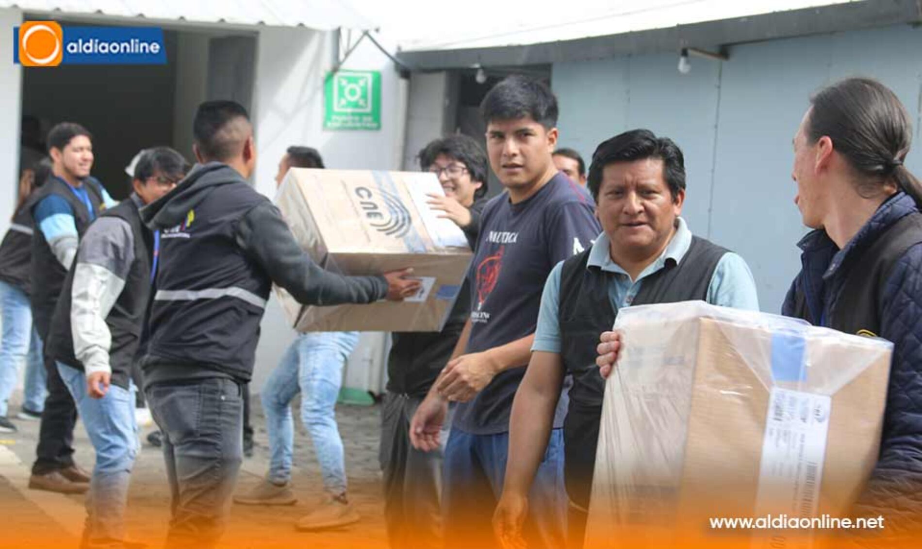  1198 PAQUETES ELECTORALES LLEGARON A COTOPAXI