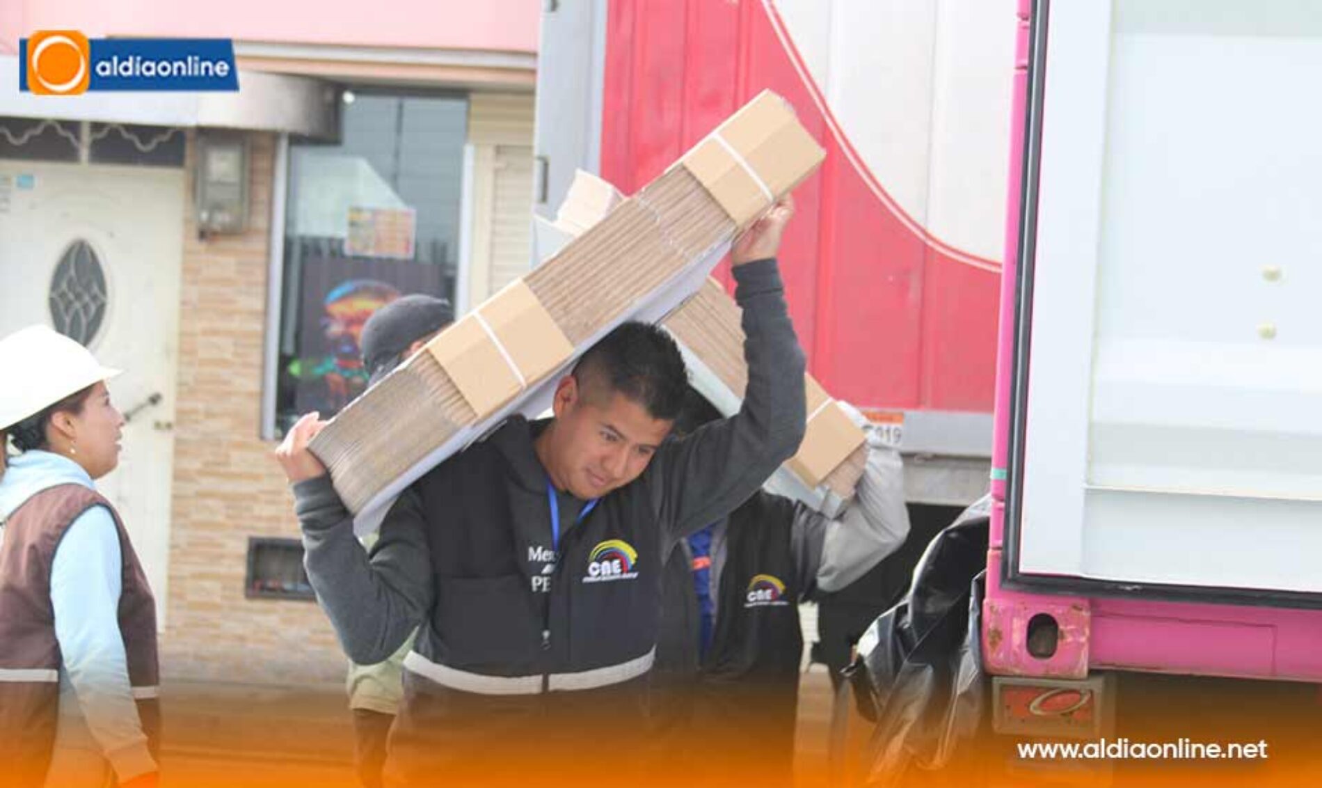  1198 PAQUETES ELECTORALES LLEGARON A COTOPAXI