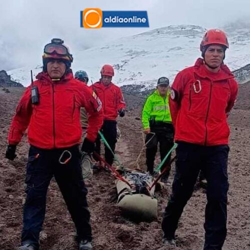 BOMBEROS DE LATACUNGA RECUPERAN CUERPO DE ESTADOUNIDENSE EN EL GLACIAR DEL VOLCÁN COTOPAXI