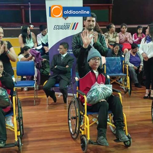 FAMILIAS VULNERABLES Y GRUPOS DE ATENCIÓN PRIORITARIA DE COTOPAXI RECIBEN AYUDAS TÉCNICAS Y KITS CON VESTIMENTA